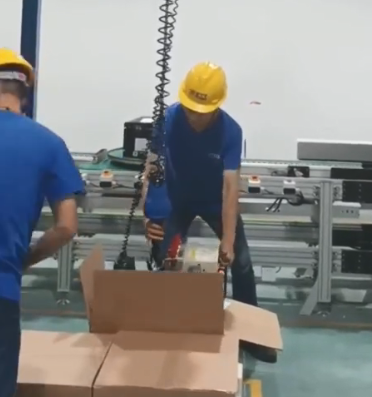 貴重零部件如何安全高效裝進(jìn)紙箱中？可以試試智能提升機