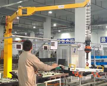 買一臺(tái)智能折臂提升機(jī)可以給工廠帶來(lái)強(qiáng)大助力